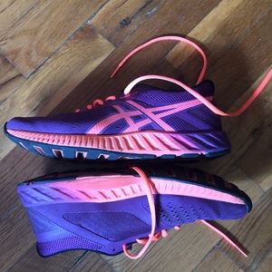 Women’s 8.5 ASICS Fuze Lite in Purple & Pink